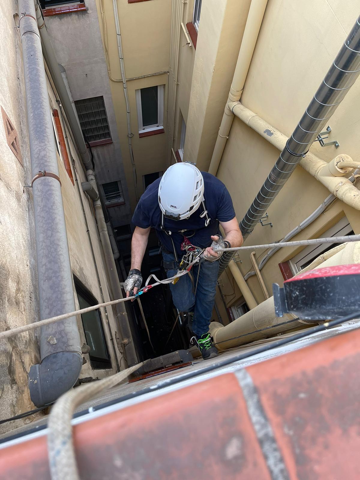 Treballs en alçada d'instal·lació de canonades d'aigua - MadartCat