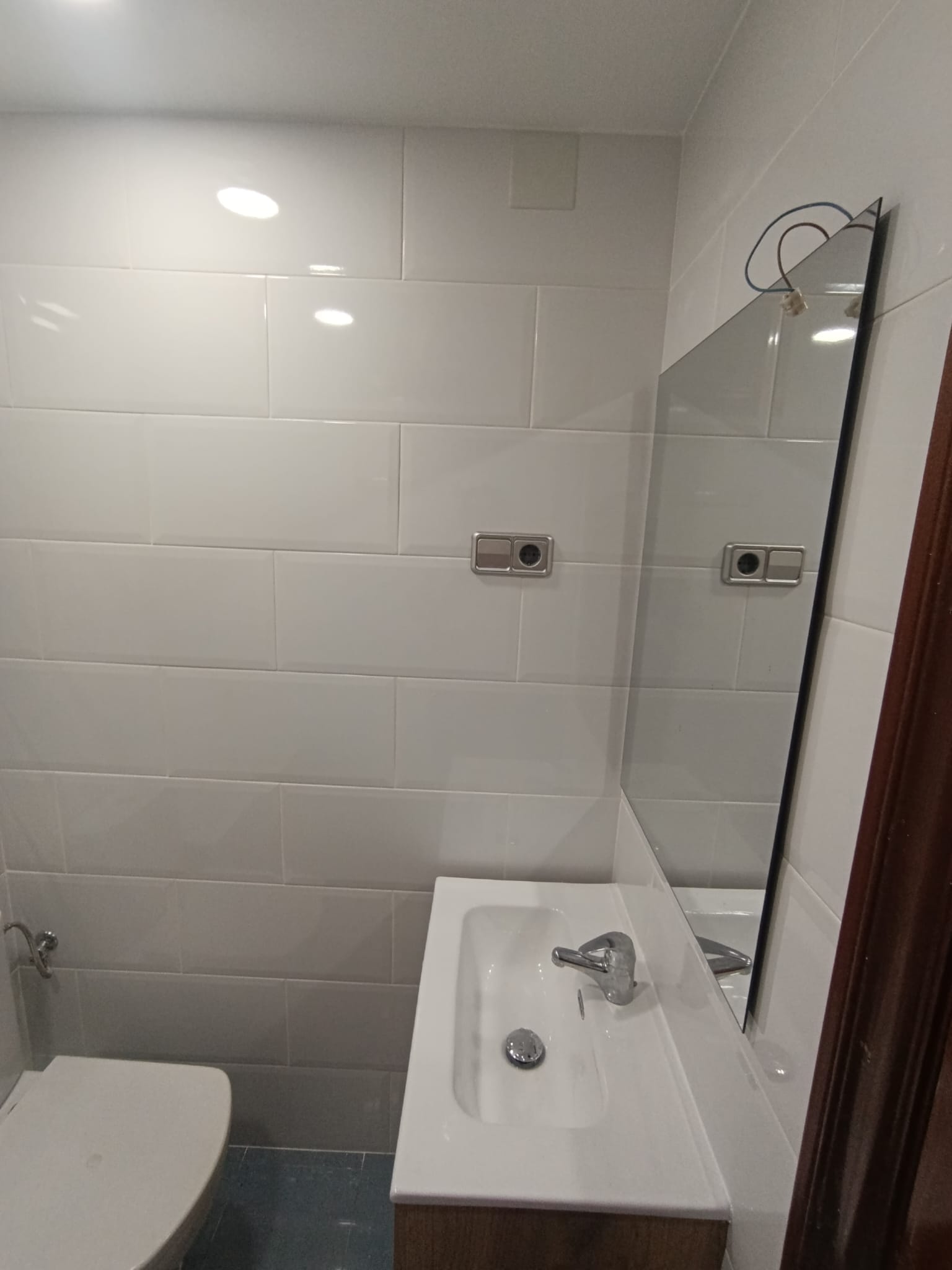 Instal·lació completa de lavabo petit - MadartCat