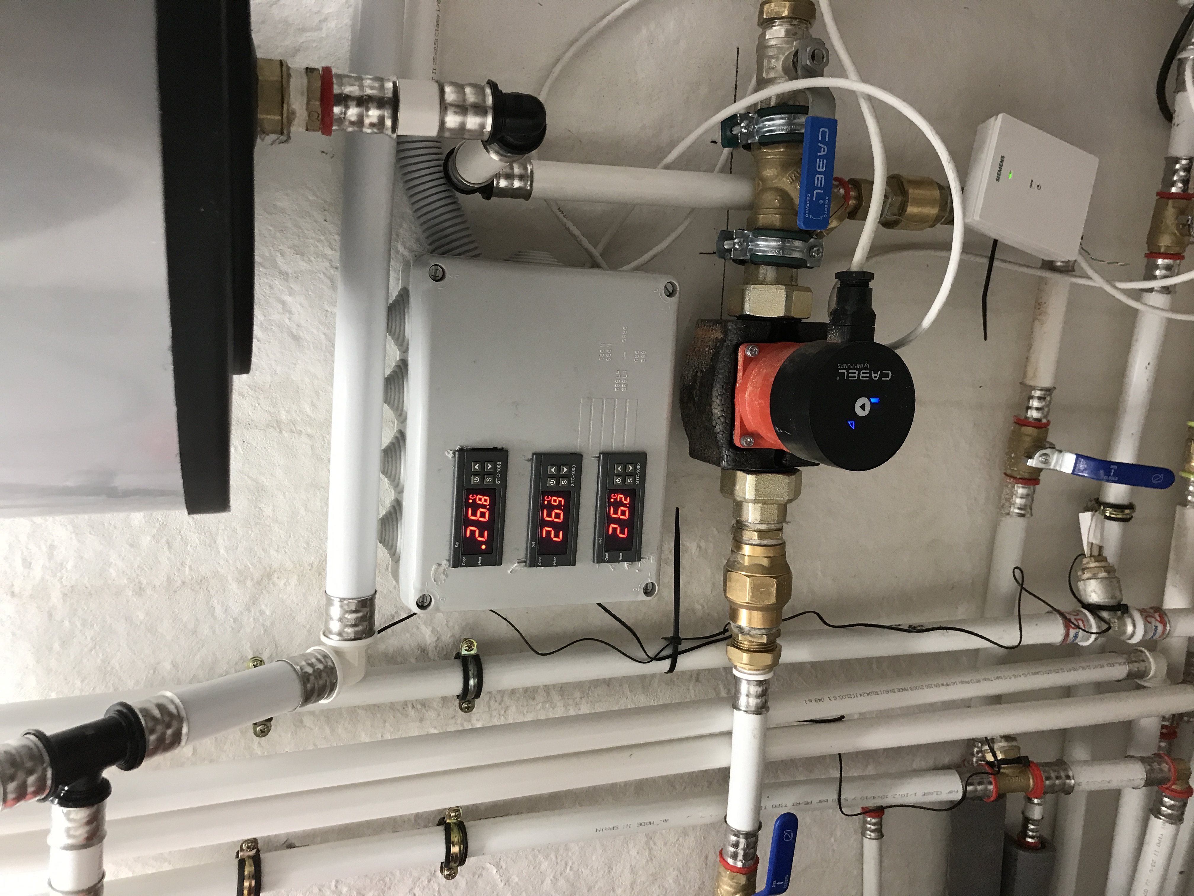 Sala centralitzada d'aerotèrmia amb equips de climatització - MadartCat